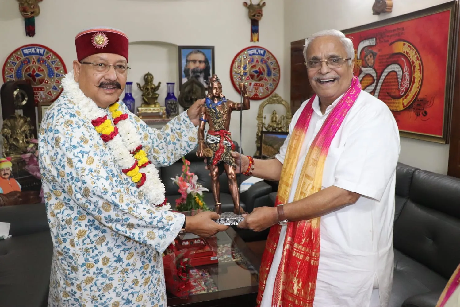 संघ के वरिष्ठ अखिल भारतीय प्रचारक भैय्याजी जोशी ने महाराज से भेंट कर उन्हें जन्मदिन की शुभकामनाएं दी