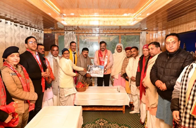 मुख्य सचिव आनंद बर्धन ने गंगोत्री धाम में की पूजा-अर्चना, व्यवस्थाओं का लिया जायजा