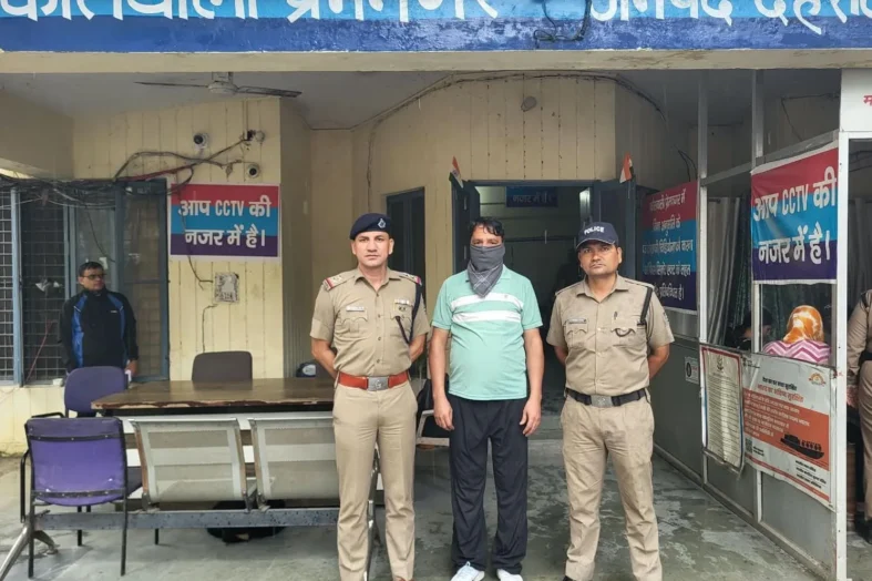 भूमि धोखाधड़ी में दो साल से फरार ₹15 हजार का इनामी आरोपी गिरफ्तार, दुबई भाग गया था