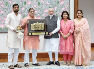पीएम मोदी से मिलकर भट्ट ने दिया पुत्र के विवाह का निमंत्रण!