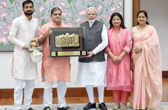 पीएम मोदी से मिलकर भट्ट ने दिया पुत्र के विवाह का निमंत्रण!