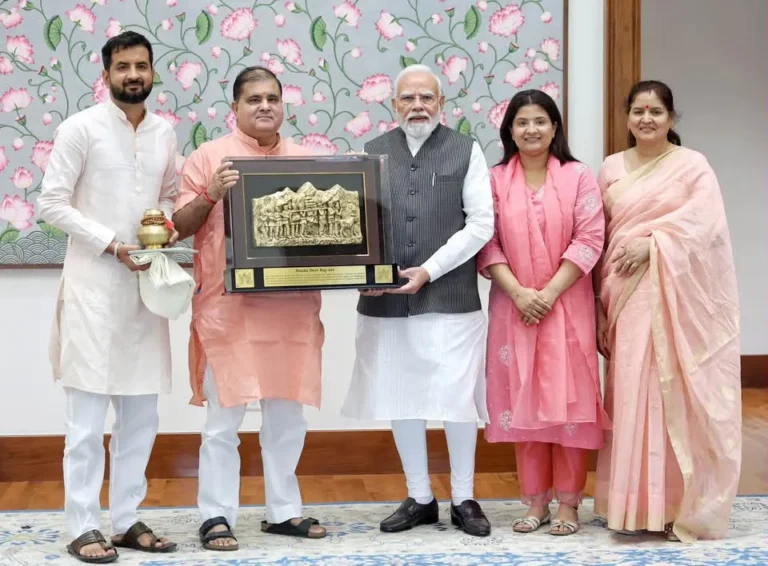 पीएम मोदी से मिलकर भट्ट ने दिया पुत्र के विवाह का निमंत्रण!