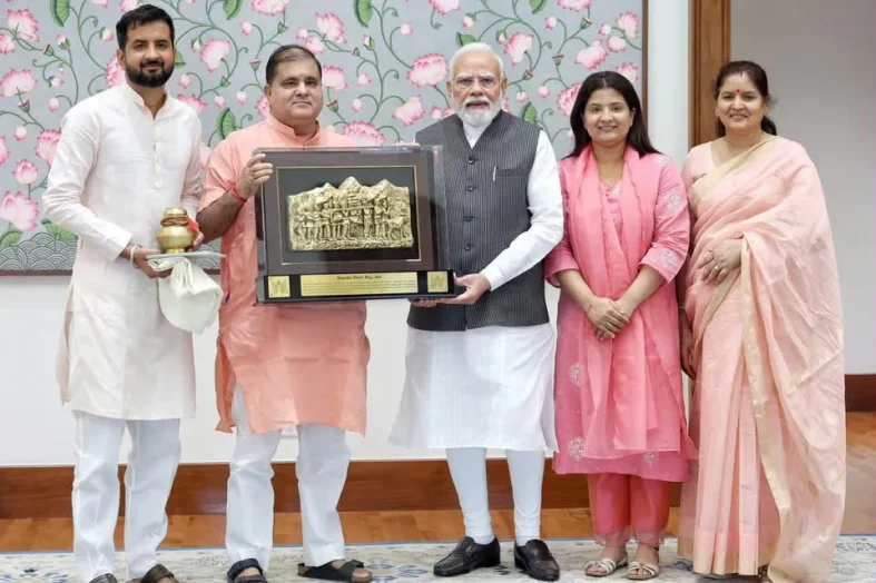 पीएम मोदी से मिलकर भट्ट ने दिया पुत्र के विवाह का निमंत्रण!