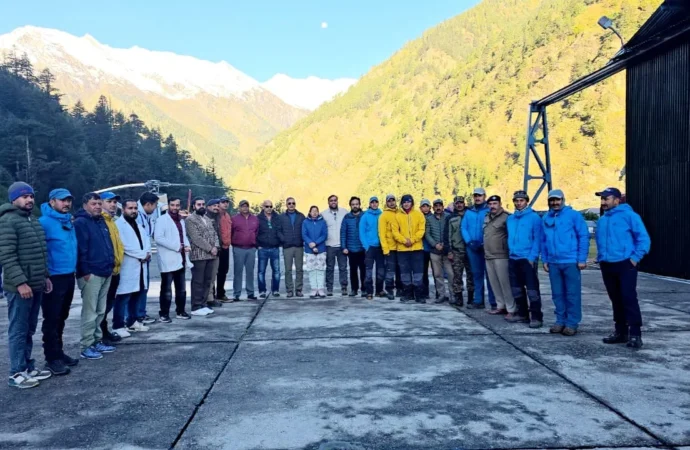 उत्तरकाशी में हेली रेस्क्यू अभियान फिर शुरू, 96 पर्वतारोही-ट्रेकर्स की सुरक्षित वापसी का प्रयास