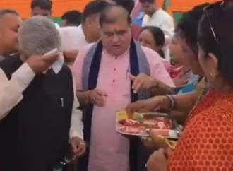 हल्द्वानी में तिलक पोंछने का वीडियो वायरल, कांग्रेस ने दुष्यंत गौतम पर साधा निशाना; 2027 चुनाव की तैयारियों के बीच गरमाई सियासत