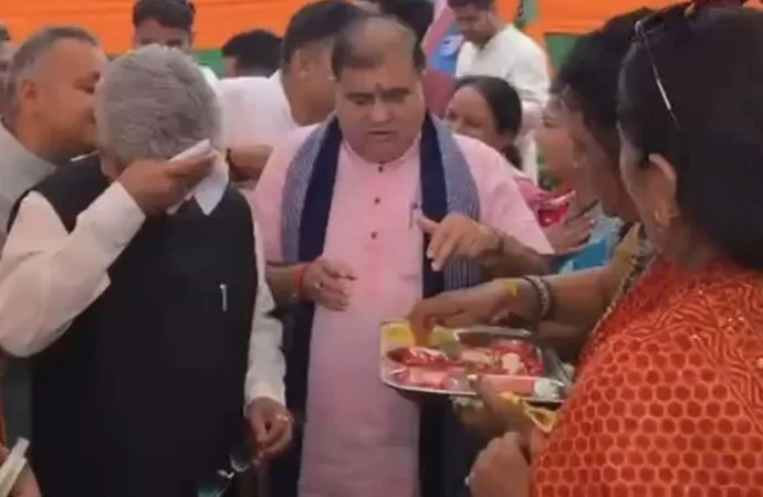 हल्द्वानी में तिलक पोंछने का वीडियो वायरल, कांग्रेस ने दुष्यंत गौतम पर साधा निशाना; 2027 चुनाव की तैयारियों के बीच गरमाई सियासत