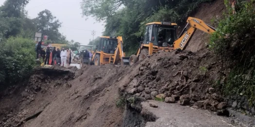 मसूरी-देहरादून मार्ग पर फिर भारी भूस्खलन, पानी वाले बैंड के पास सड़क का बड़ा हिस्सा बहा; यातायात पूरी तरह बंद