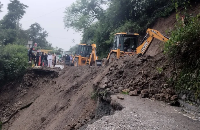 मसूरी-देहरादून मार्ग पर फिर भारी भूस्खलन, पानी वाले बैंड के पास सड़क का बड़ा हिस्सा बहा; यातायात पूरी तरह बंद
