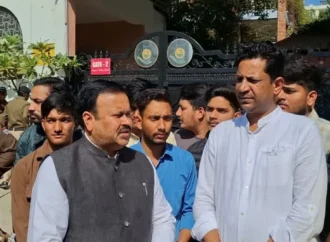 देहरादून के निजी स्कूल में छात्रा से छेड़छाड़ के आरोपों पर हंगामा, स्कूल प्रबंधन के खिलाफ प्रदर्शन