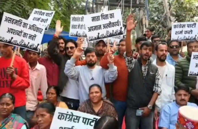 खड़गे की टिप्पणी पर देहरादून में भाजपा का प्रदर्शन, सीएम धामी बोले- कांग्रेस को मांगनी चाहिए माफी