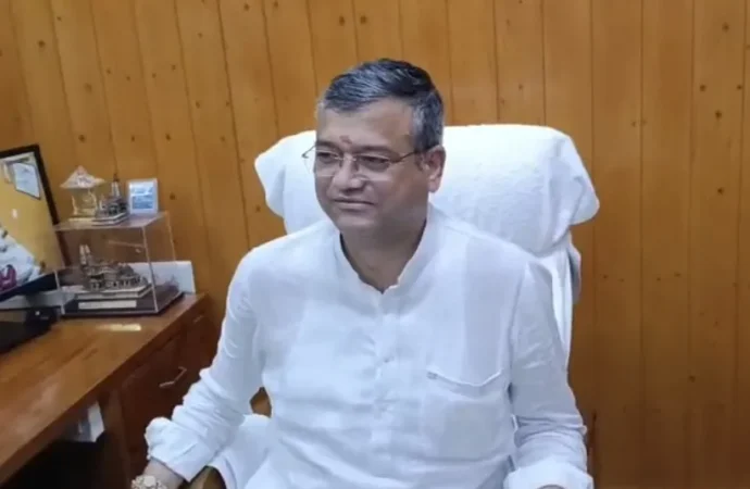 जनहित के कार्यों में तेजी लाने के लिए मेयर सौरभ थपलियाल ने की विभागीय अधिकारियों के साथ बैठक