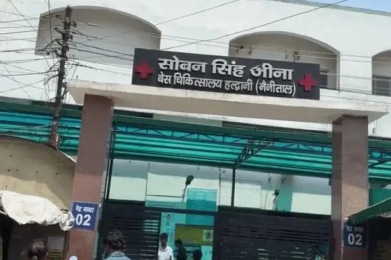हल्द्वानी बेस अस्पताल की खिड़की से कूदकर फरार हुआ दुष्कर्म का आरोपी किशोर, पुलिस में मचा हड़कंप