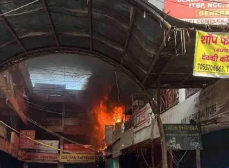 देहरादून के मोती बाजार स्थित रेवती कॉम्प्लेक्स में लगी आग, कपड़ों और फर्नीचर की दुकान का सामान जला