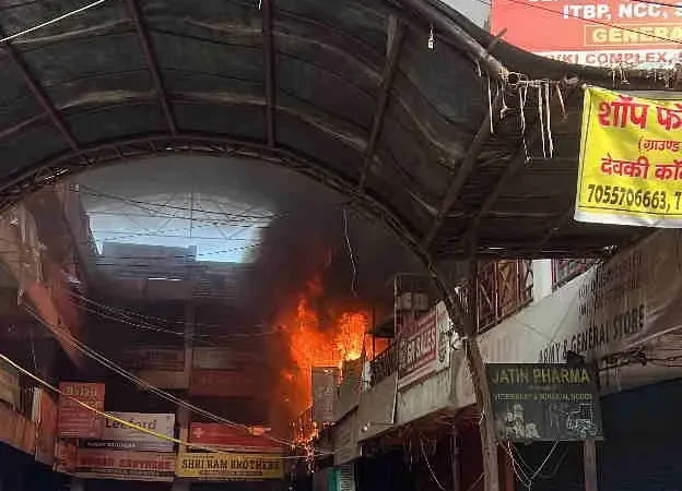 देहरादून के मोती बाजार स्थित रेवती कॉम्प्लेक्स में लगी आग, कपड़ों और फर्नीचर की दुकान का सामान जला