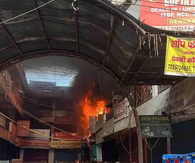 देहरादून के मोती बाजार स्थित रेवती कॉम्प्लेक्स में लगी आग, कपड़ों और फर्नीचर की दुकान का सामान जला