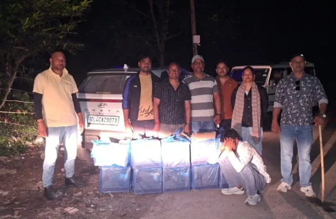 डिफेंस लेबल लगाकर लाई गई शराब की खेप, ऋषिकेश में क्रेटा कार से 10 पेटी अवैध शराब बरामद, एक गिरफ्तार