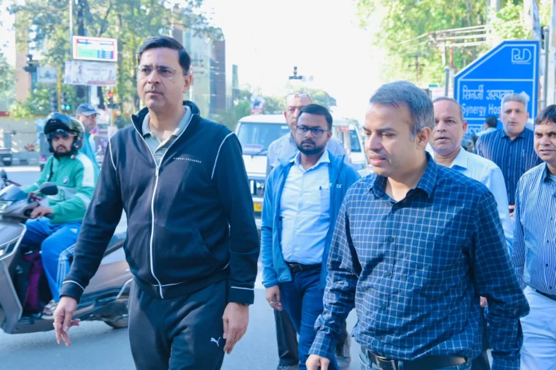 मुख्यमंत्री के निर्देशों पर सड़क सुधार कार्यों की पड़ताल करने तड़के मैदान में उतरे सचिव लोक निर्माण विभाग पंकज कुमार पांडेय
