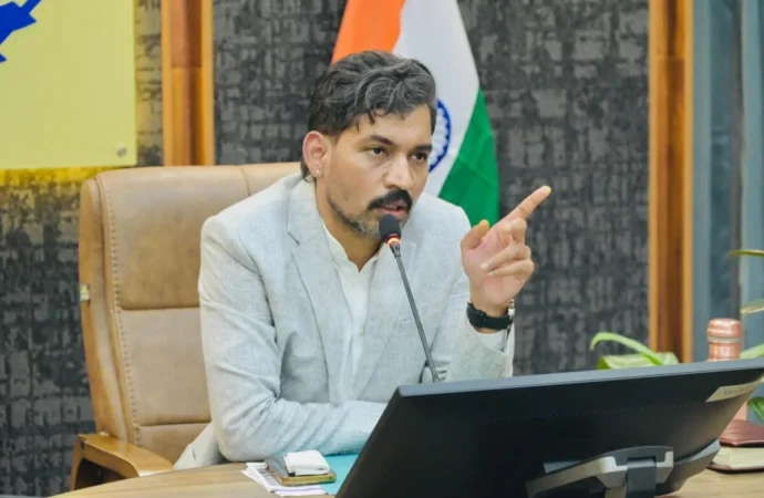 डीएम आशीष चौहान ने देहरादून की यातायात समस्या के स्थायी समाधान के लिए मास्टर प्लान बनाने के दिए निर्देश
