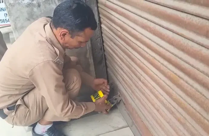 झोलाछाप डॉक्टरों के खिलाफ प्रशासन की बड़ी कार्रवाई, बनभूलपुरा में 7 क्लिनिक सील