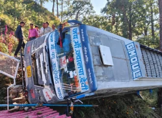 पौड़ी गढ़वाल में खाई में गिरी GMOU की बस, 30 यात्रियों की अटकी जान; पेड़ से टकराकर रुकी बस