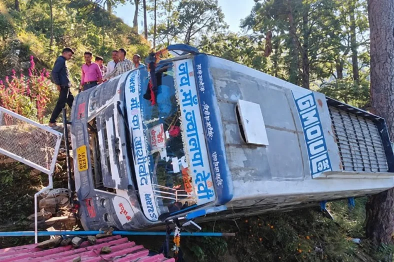 पौड़ी गढ़वाल में खाई में गिरी GMOU की बस, 30 यात्रियों की अटकी जान; पेड़ से टकराकर रुकी बस