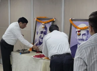 गांधी और शास्त्री के जीवन मूल्यों को आत्मसात करने का संकल्प, अधिकारियों-कर्मचारियों ने अर्पित किए श्रद्धासुमन