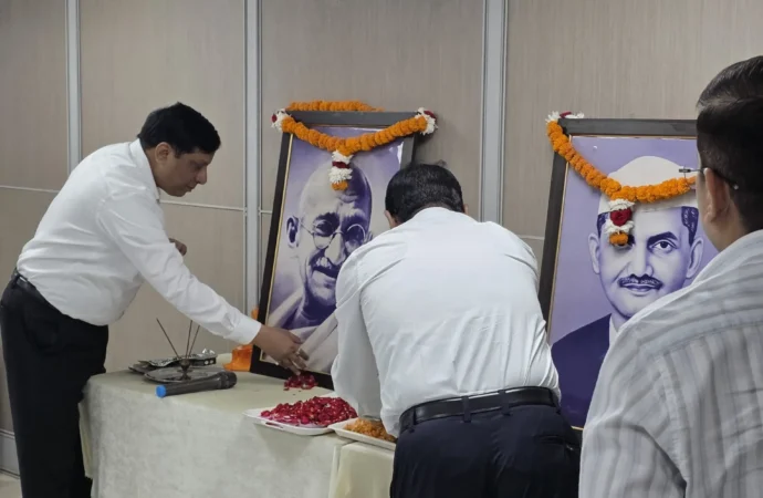 गांधी और शास्त्री के जीवन मूल्यों को आत्मसात करने का संकल्प, अधिकारियों-कर्मचारियों ने अर्पित किए श्रद्धासुमन