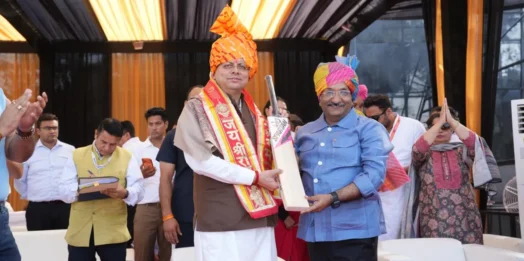 नमो क्रिकेट लीग में मुख्यमंत्री धामी ने खिलाड़ियों के साथ खेला क्रिकेट, बढ़ाया युवा खिलाड़ियों का उत्साह