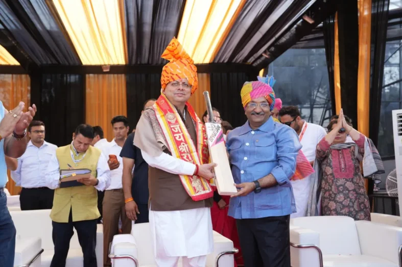 नमो क्रिकेट लीग में मुख्यमंत्री धामी ने खिलाड़ियों के साथ खेला क्रिकेट, बढ़ाया युवा खिलाड़ियों का उत्साह