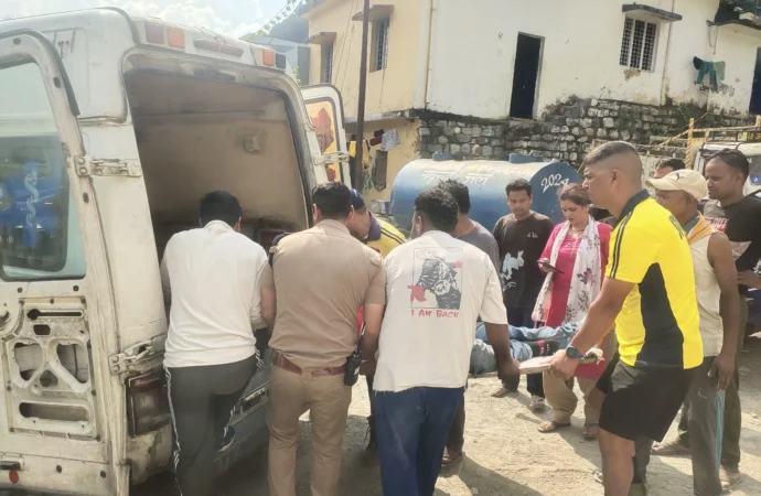 सहस्त्रधारा में 50 मीटर गहरी खाई में गिरी कार, SDRF ने तीन घायलों को किया रेस्क्यू