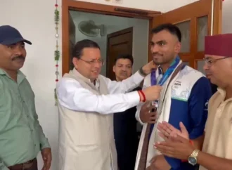 एशियन गेम्स में कांस्य पदक जीतने वाले बॉक्सर कपिल पोखरिया ने मुख्यमंत्री धामी से की भेंट।