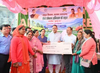 सुवाखोली में सेवा संकल्प अभियान के तहत कृषक रथ को हरी झंडी दिखाकर रवाना करते कृषि मंत्री गणेश जोशी