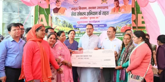 सुवाखोली में सेवा संकल्प अभियान के तहत कृषक रथ को हरी झंडी दिखाकर रवाना करते कृषि मंत्री गणेश जोशी