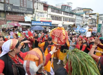 मसूरी में शरदोत्सव का रंगारंग आगाज, लोक संस्कृति के रंग में रंगा गांधी चौक