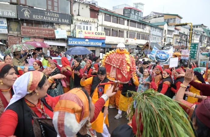 मसूरी में शरदोत्सव का रंगारंग आगाज, लोक संस्कृति के रंग में रंगा गांधी चौक