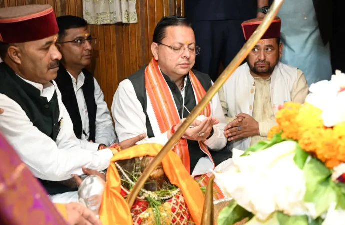 पीएम मोदी के सार्वजनिक जीवन और राष्ट्रसेवा के 25 वर्ष पूर्ण होने पर सीएम धामी ने काशी विश्वनाथ मंदिर में की विशेष पूजा