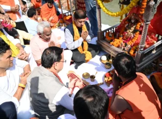 पीएम मोदी के सार्वजनिक जीवन के 25 वर्ष पूरे होने पर सीएम धामी ने हरकी पैड़ी पर की गंगा आरती