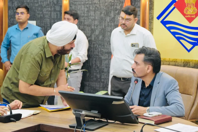 92 शिकायतें, कई परिवारों का दर्द; समाधान दिवस में डीएम ने अधिकारियों को दिए सख्त निर्देश