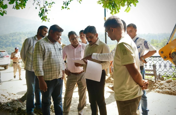 महापौर एवं नगर आयुक्त ने सीवर लाइन, आस्था पथ व त्रिवेणी घाट सौंदर्यीकरण कार्यों का किया स्थलीय निरीक्षण