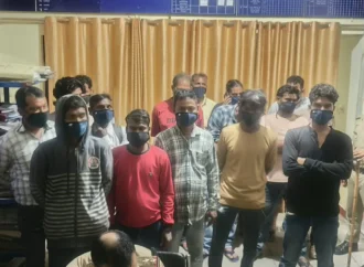 देहरादून: शराबियों को बस में भरकर थाने ले पहुंची पुलिस, 20 लोगों पर कार्रवाई; 45 के चालान