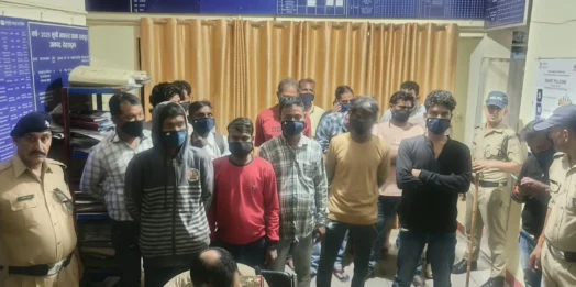 देहरादून: शराबियों को बस में भरकर थाने ले पहुंची पुलिस, 20 लोगों पर कार्रवाई; 45 के चालान
