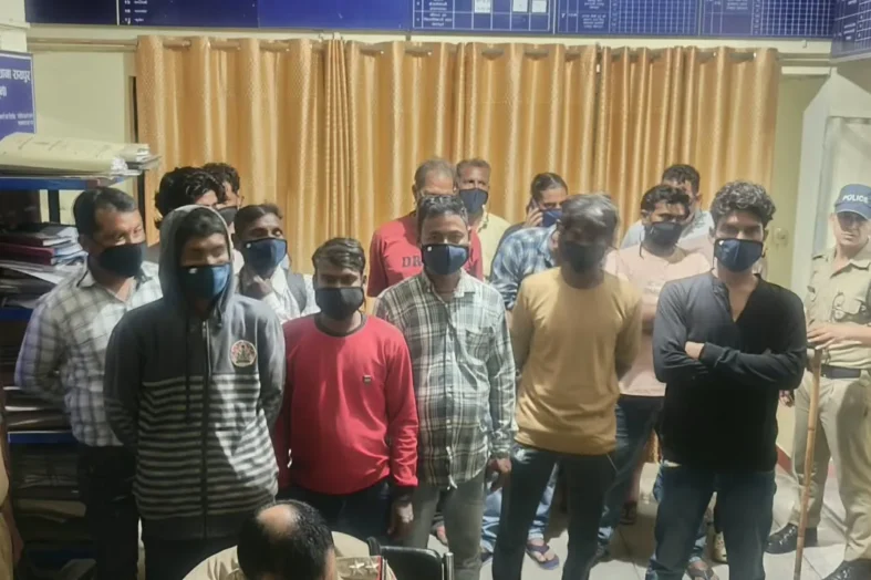 देहरादून: शराबियों को बस में भरकर थाने ले पहुंची पुलिस, 20 लोगों पर कार्रवाई; 45 के चालान