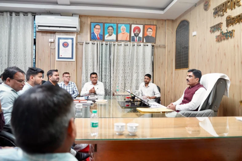 नगर निगम ऋषिकेश में निर्माणाधीन भवन, पार्किंग एवं विभिन्न विकास कार्यों की प्रगति की समीक्षा बैठक संपन्न