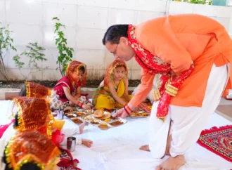मुख्यमंत्री धामी ने महानवमी पर किया हवन, नौ कन्याओं का पूजन कर मांगा प्रदेश की खुशहाली का आशीर्वाद