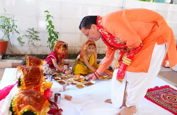 मुख्यमंत्री धामी ने महानवमी पर किया हवन, नौ कन्याओं का पूजन कर मांगा प्रदेश की खुशहाली का आशीर्वाद