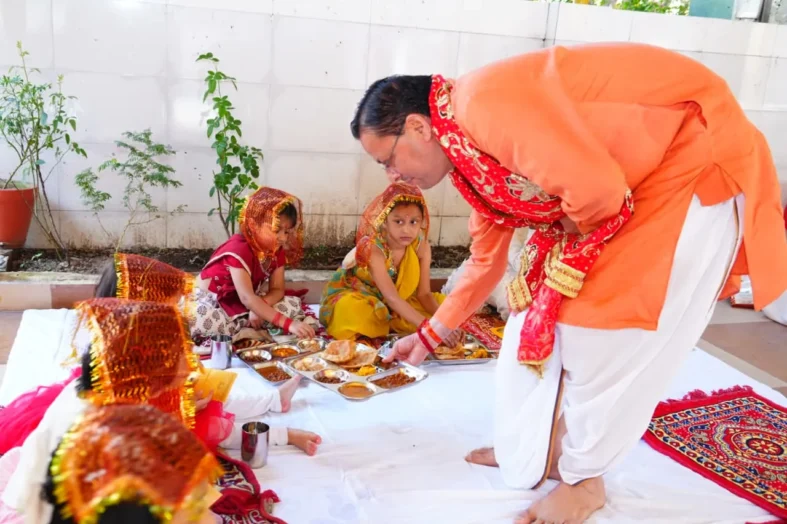 मुख्यमंत्री धामी ने महानवमी पर किया हवन, नौ कन्याओं का पूजन कर मांगा प्रदेश की खुशहाली का आशीर्वाद