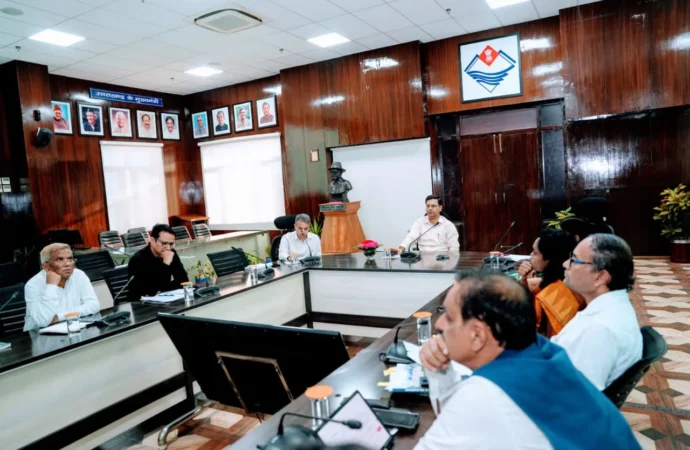 विकास परियोजनाओं की बाधाओं को दूर करने के लिए विभागीय समन्वय एवं समयबद्ध कार्यवाही पर जोर- सचिव लोनिवि