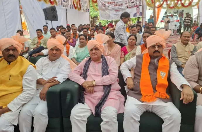 देहरादून में भाजपा नेताओं ने सुनी PM मोदी की मन की बात, महेंद्र भट्ट ने कार्यकर्ताओं से किया संवाद