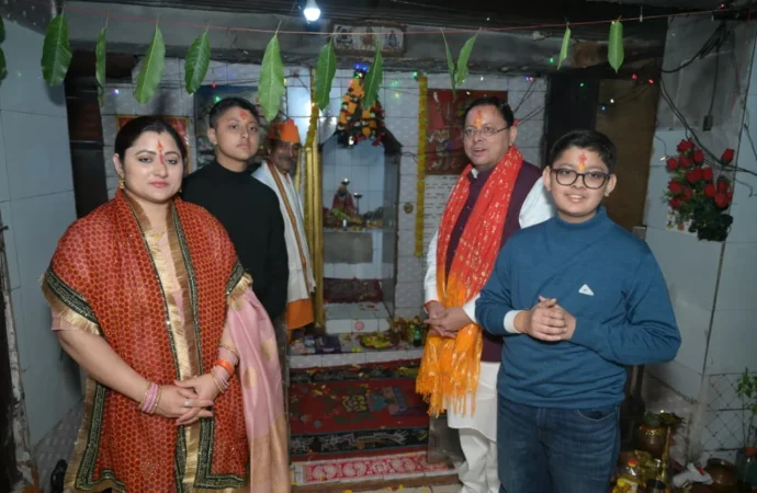 मुख्यमंत्री पुष्कर सिंह धामी ने पैतृक गांव हड़खोला स्थित श्री हरि चंद देवता मंदिर में की पूजा-अर्चना