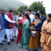 विधानसभा सत्र के लिए गैरसैंण पहुंचे CM धामी, गौचर और कर्णप्रयाग में पुष्पवर्षा कर हुआ भव्य स्वागत
